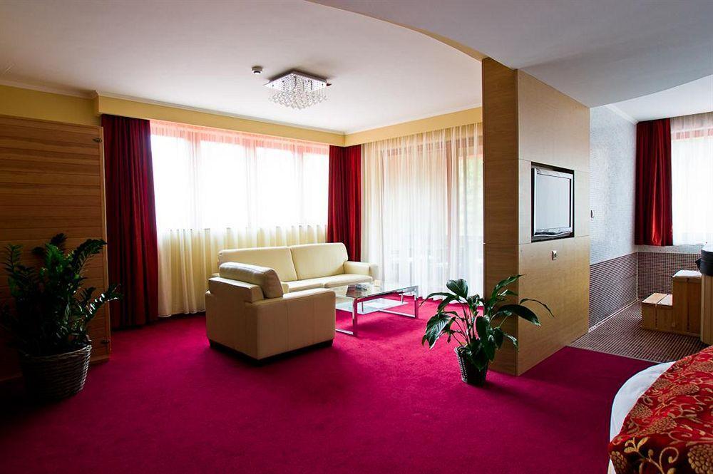 Erdospuszta Club Hotel Fenyves Debrecen Esterno foto