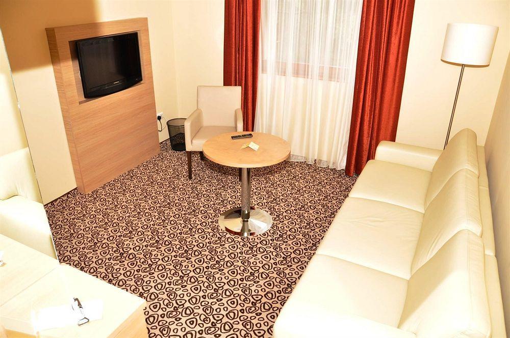 Erdospuszta Club Hotel Fenyves Debrecen Esterno foto